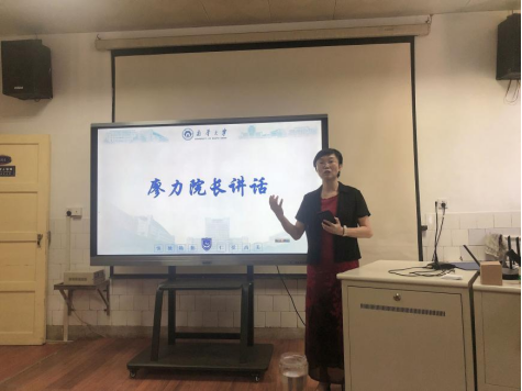 曾谷清以"专业教育"为主题,首先介绍了南华大学护理学院的发展历程,办