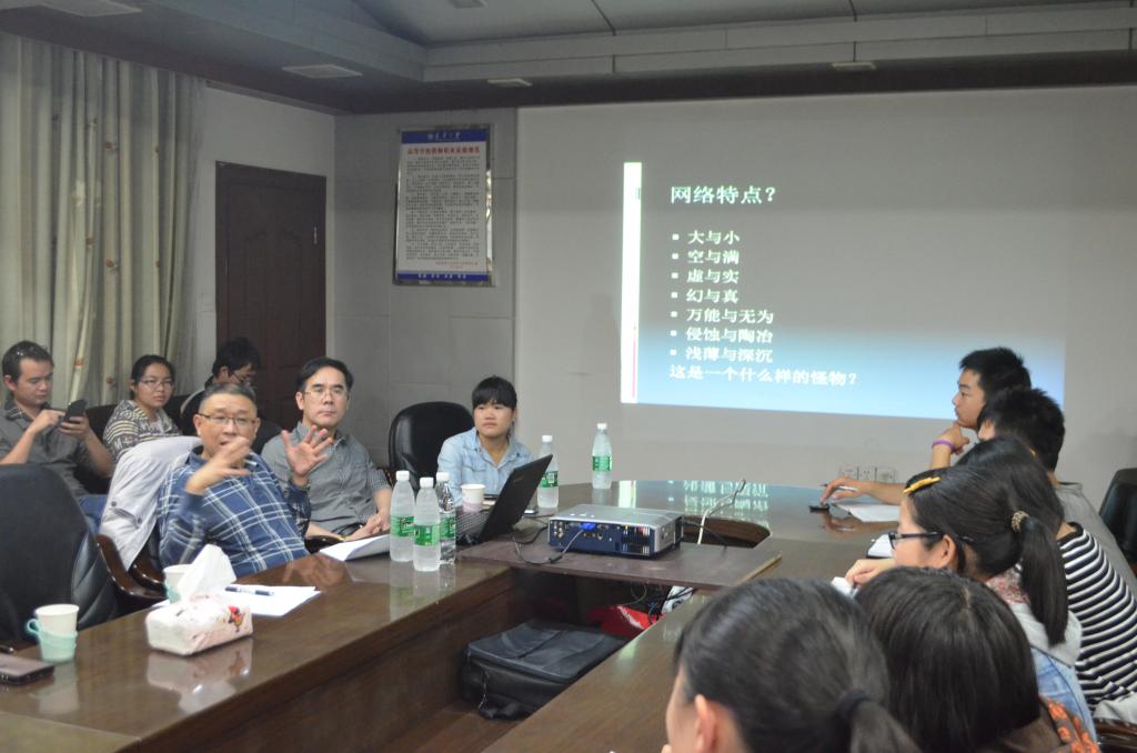 罗志刚教授参加医学院13级五官班"走下网络,走出寝室,走向操场"