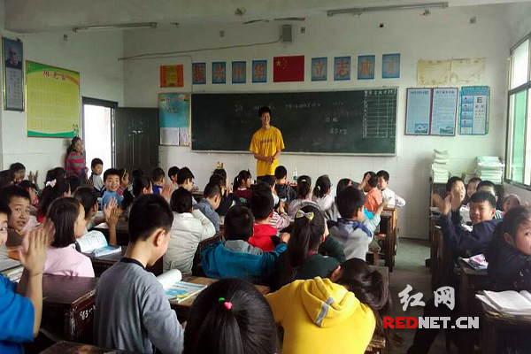 (学生们与志愿者热情交谈) (课堂上同学们积极举手发言) (志愿者手把手教孩子们唱歌) 红网衡阳4月1日讯(通讯员 李谌涵 朱毅强)学习雷锋好榜样,忠于革命忠于党在雷锋月即将进入尾声之际,3月31日下午,南华大学青年志愿者继续秉承弘扬雷锋精神,倡导志愿服务的宗旨,赴衡阳星火小学等地进行雷锋宣讲·爱心支教活动。