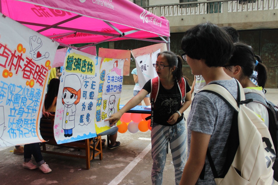 为弘扬书法绘画艺术,提高医学生的审美修养和综合素质。5月5日至5月22日,医学院举办了杏林春暖书画大赛,并将其中的优秀书画作品进行义卖,用于医学院爱心支教社对贫困小学的支教。此次活动面向医学院2013级、2014级所有学生,吸引了广大书画爱好者前来参与。 活动由竞赛评比和优秀作品义卖两部分组成。截至到5月14日,本次大赛共征集优秀作品111幅,种类丰富,质量上乘。楷书、隶书、行书,展示了书法的笔精墨妙;水彩、素描、油墨,体现了绘画者的独具匠心。经过专业评委、各班宣传委员及微博投票的重重评选,最终选出