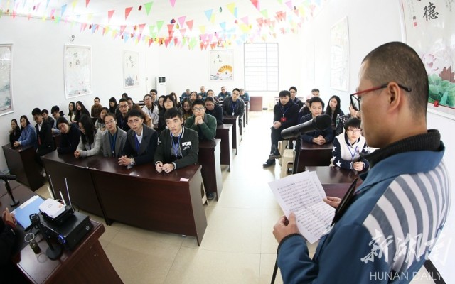 =1 12月7日 ,大学毕业生党员在衡州监狱内听在押犯人现身说法