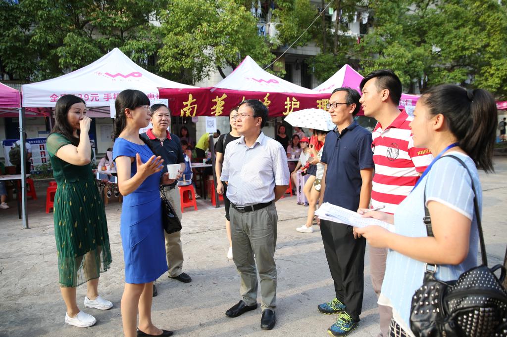 书记听取迎新工作汇报