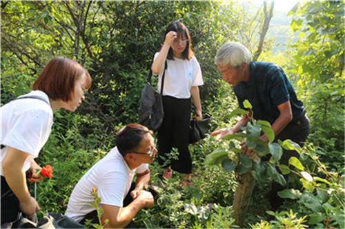 7月11日,南华大学经济学博士龙在学(左二)到果农黎得球家了解种植情况 7月11日,南华大学经济学博士龙在学(左二)到果农黎得球家了解种植情况