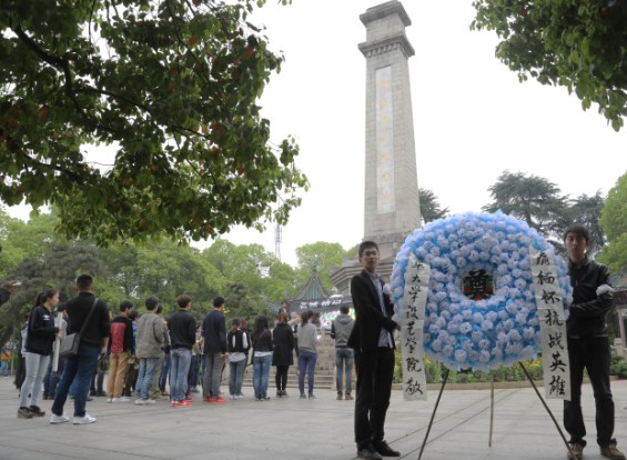 名城铭记我校设艺学院举行抗日英烈清明祭扫活动