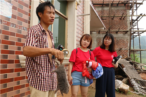 7月12日，杨红岩村种植专业合作社成员向南华大学博士团展示自己养殖的竹鼠