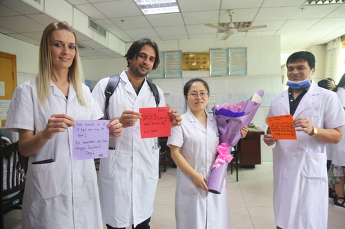 9月7日，在南华大学附属第一医院实习的留学生Dekker Jeanique、Hussain Syedsaddam和Prakash Chandra Thakur（从左至右）在纸上用母语写下对“老师”的感激。