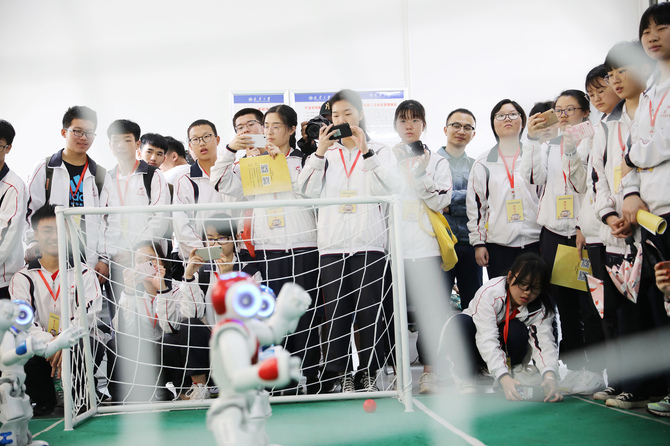 4月27日，衡阳市岳云中学的同学们在南华大学创新创业学院观看机器人表演。