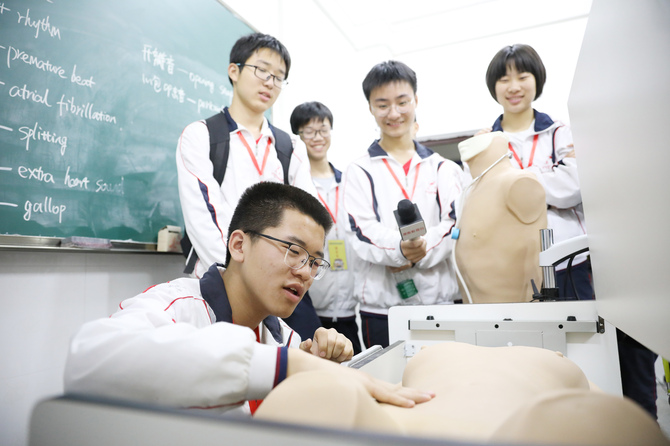 4月27日，衡阳市岳云中学的同学们在南华大学体验大学课堂。 (1)