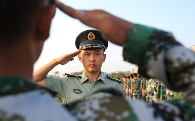 9月6日，在湖南省衡阳市南华大学雨母校区，李俊在做行军礼的示范。