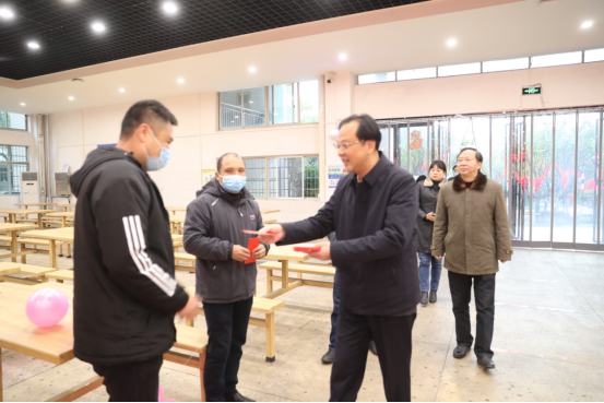 校领导春节走访慰问一线值班工作人员和医务工作者