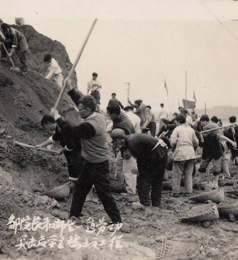 1960年春师生突击教学主楼土石方工程 (123)