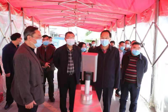 高山率队对学校防疫工作再督查再落实