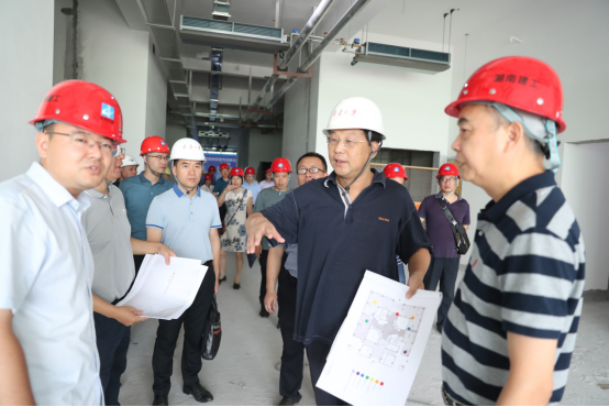 校领导现场调研建设维修项目并慰问暑期坚守岗位的教职员工