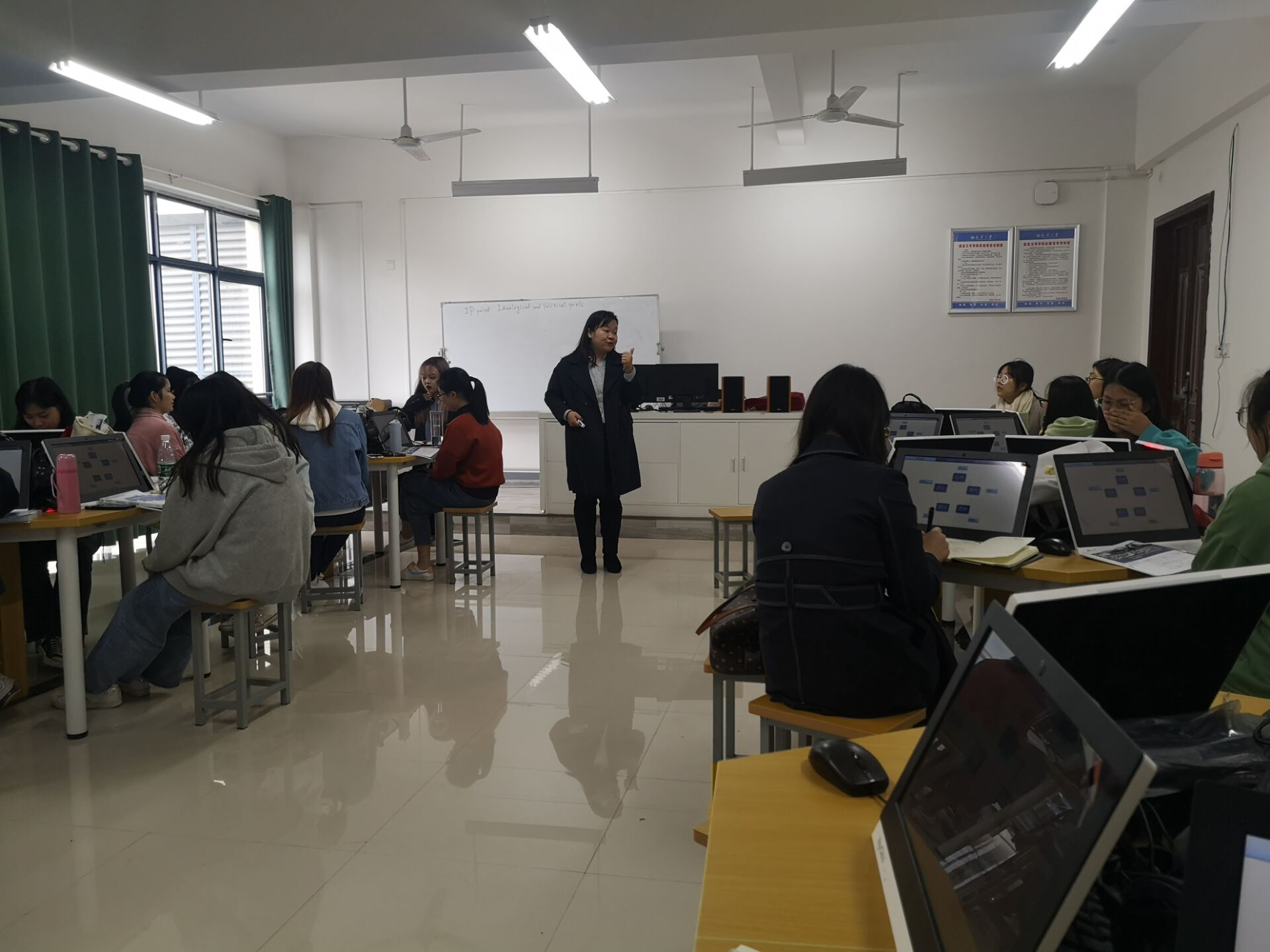 会议室里的人们描述已自动生成 会议室里的人们描述已自动生成