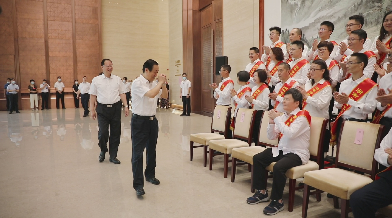“湖南省教书育人楷模”颁奖典礼举行 丁德馨教授受表彰