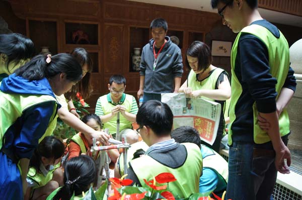 大家群策群力,认真的搭建智慧塔