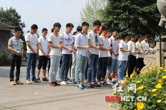 志愿者共同默哀祭奠烈士