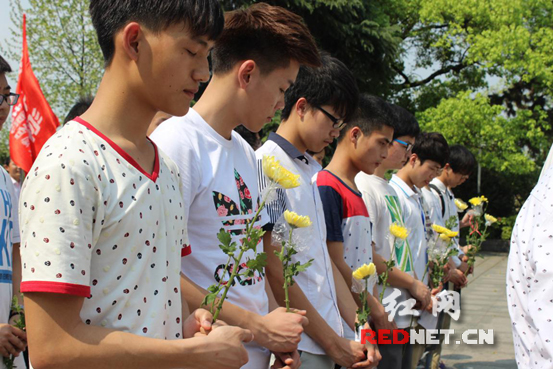 志愿者共同默哀祭奠烈士