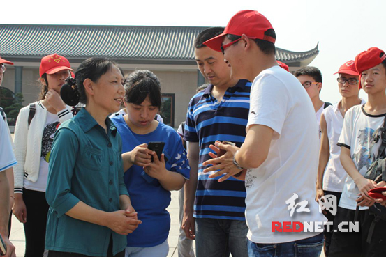 志愿者慰问烈士雷宏的母亲