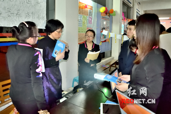参赛者正在与老师交流