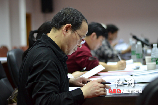 专家们正在审阅纸质档作品