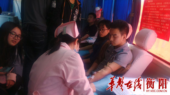 1429069119504672.jpg (护士正在抽取血样).jpg
