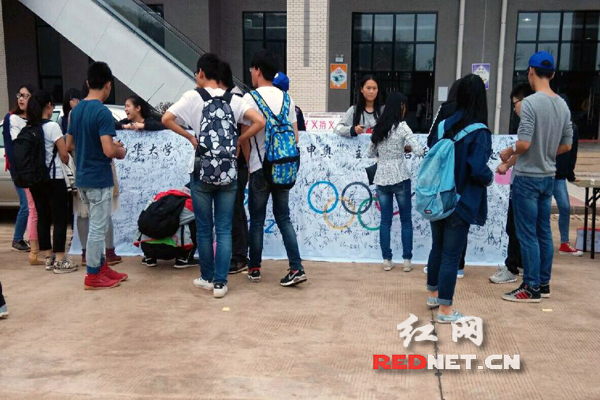 路过的同学正在参与活动