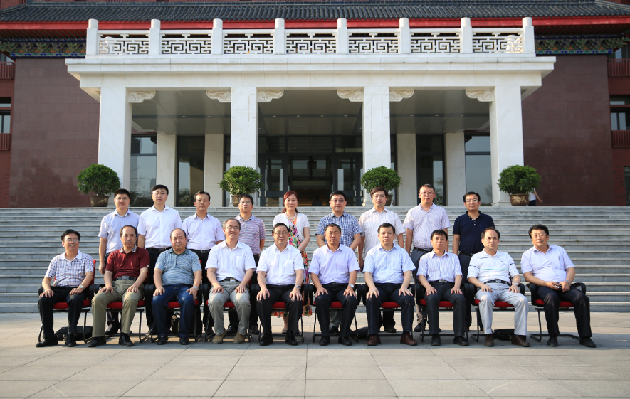 調研期間,瀋陽航空航天大學副校長盧建平,林峰陪同鄒樹樑一行參觀了