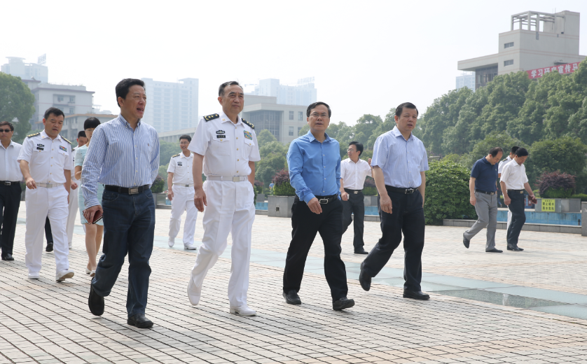 北部战区海军司令员袁誉柏中将一行来我校视察工作