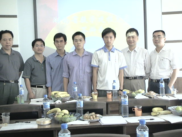 我校选手与评委合影留念