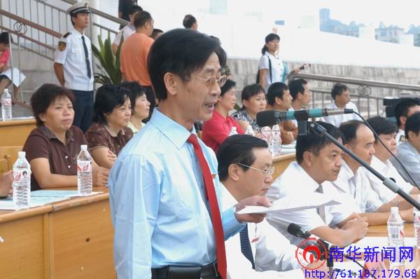 教师代表罗招阳教授发言